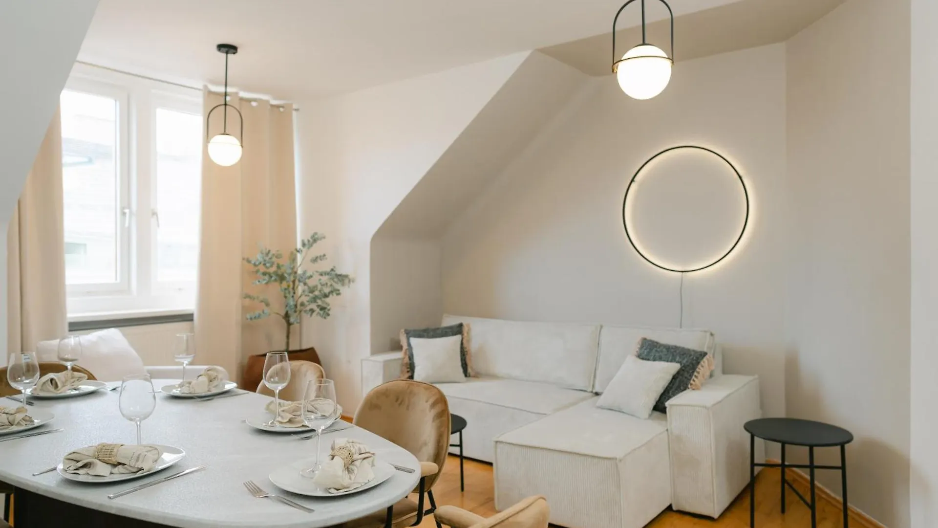 Comfy Apt For 4-6, 5 Min To Center, No Lift Currently contacts